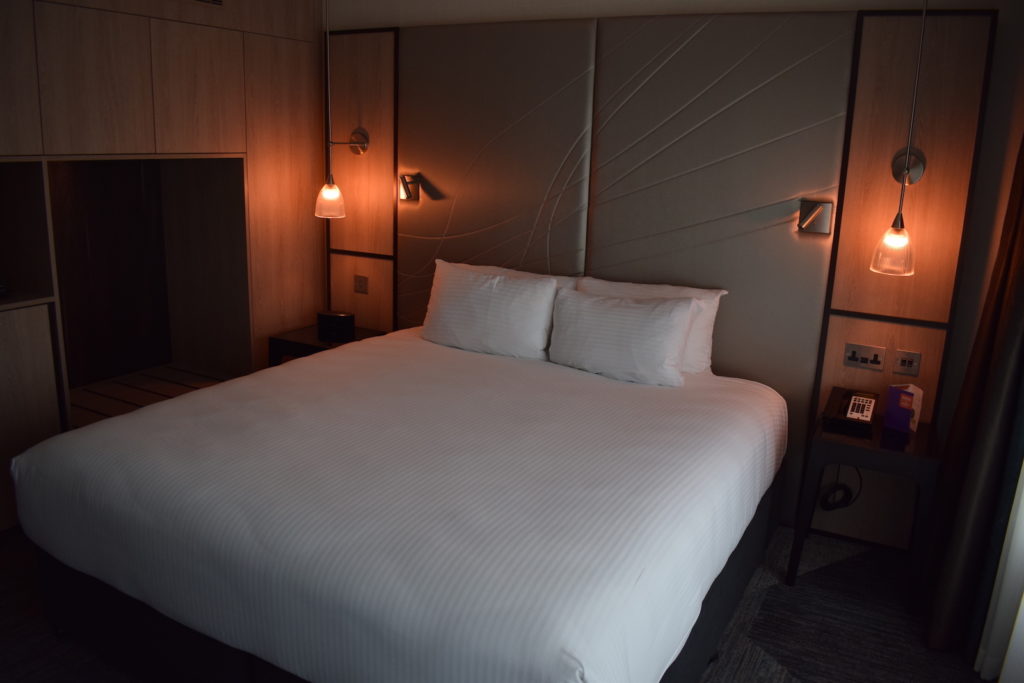 Im Haus, Wand, Hotel, Inneneinrichtung, Bettwäsche, Bettdecke, Bettrahmen, Matratze, Kissen, Bettbezug, Lampe, Leinenstoffe, Lampenschirm, Nachttisch, Mobiliar, Suite, Boutique-Hotel, Beleuchtung, Boden, Nacht, Schlafzimmer, Bett, Zimmer, Licht