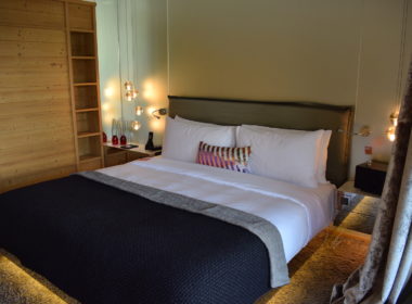 Im Haus, Wand, Inneneinrichtung, Bettwäsche, Bettdecke, Bettrahmen, Bettbezug, Leinenstoffe, Mobiliar, Matratze, Zimmer, Kissen, Schlafzimmer, Lampenschirm, Nachttisch, Suite, Boutique-Hotel, Lampe, Haus, Fensterausstattung, Bettbehang, Vorhang, Fensterabdeckung, Sofa, Hotel, Boden, Bett
