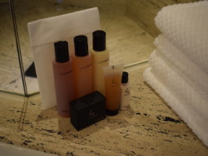 Toilettenartikel, Kosmetik, Im Haus, Materialeigenschaft, Gelände, Boden