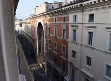 draußen, Fenster, Himmel, Fassade, Architektur, Wohnung, Nachbarschaft, Reise, Stadt, Gebäude, Bahn, Straße, schmal