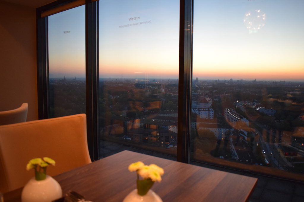 Himmel, Im Haus, Fenster, Mobiliar, Vase, Gebäude, Aussicht, Blume, Tisch, Wand, Essen