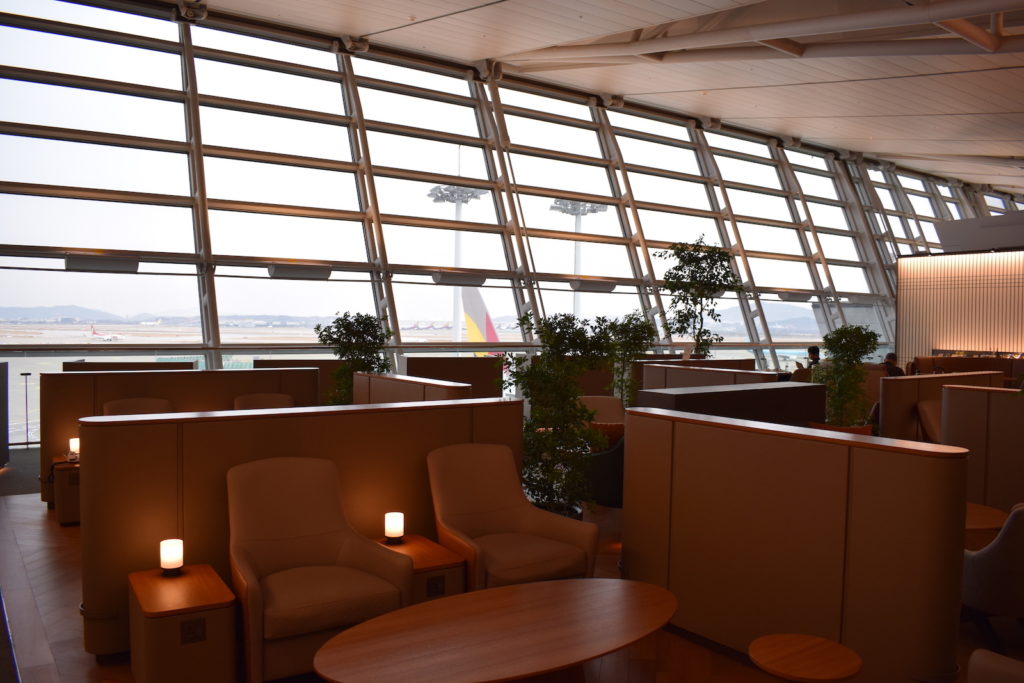 Mobiliar, Im Haus, Fenster, Inneneinrichtung, Tisch, Kaffeetisch, Zimmerpflanze, Tageslichtsysteme, Decke, Vase, Couch, Studiocouch, Wand, Zimmer, Boden, Hotel, Stuhl, Design