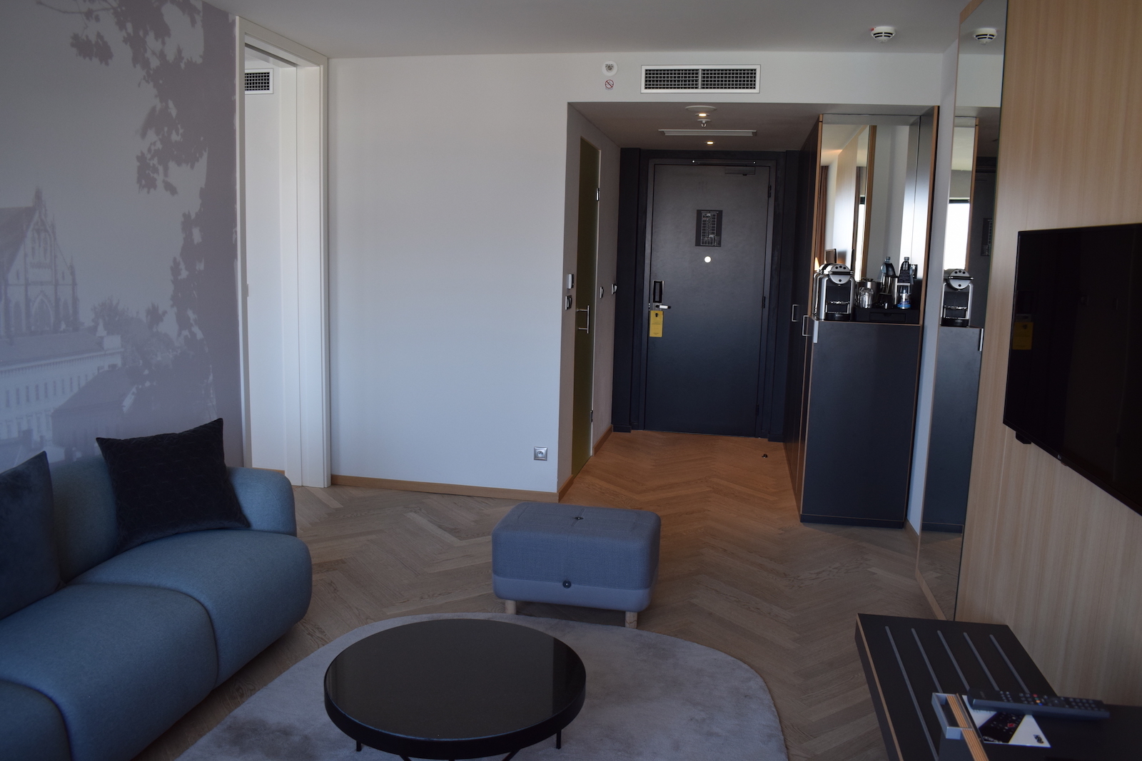 Im Haus, Wand, Inneneinrichtung, Couch, Kaffeetisch, Boden, Mobiliar, Studiocouch, Tisch, Bettsofa, Fußboden, Bude, Tür, Kleines Sofa, Eigentum, Wohnzimmer, Decke, Hotel, Zimmer