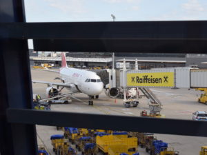 Platane Flugzeug Hobel, Flughafen, Fahrzeug, Himmel, Verkehrsflugzeug, Flugreise, draußen, Dienstleistung, Flugplatzvorfeld, Airline, Luftfahrttechnik, Flugzeugtriebwerk, Fluggastbrücke, Düsentriebwerk, Luftfahrthersteller, Flugzeug, Düsenflugzeug, halten, Groß, Runway, Luftfahrt, airbus, Gelände, Tor, Asphalt, gelb