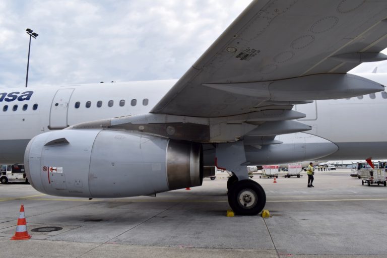 Platane Flugzeug Hobel, draußen, Himmel, Flugreise, Fahrzeug, Düsenflugzeug, Verkehrsflugzeug, Luftfahrt, Airline, Flughafen, Flugzeug, Luftfahrttechnik, Dienstleistung, Transport, Flugzeugtriebwerk, Flugplatzvorfeld, Runway, Gelände, Düsentriebwerk, Luftfahrthersteller, Frachtflugzeug, Asphalt, Landeklappe, Jet, Schmalrumpfflugzeug, Luftwaffe, Militärtransportflugzeug, airbus, Straße, halten, Luft