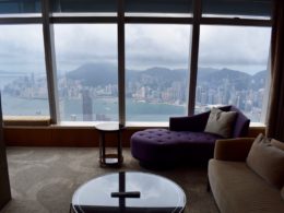Im Haus, Fenster, Mobiliar, Inneneinrichtung, Kissen, Bettsofa, Kaffeetisch, Couch, Wand, Boden, Studiocouch, Penthouse, Fensterausstattung, Armlehne, Tisch, Kleines Sofa, Aussicht, Hotel, Zimmer, Fenstersitz