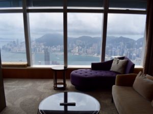 Im Haus, Fenster, Mobiliar, Inneneinrichtung, Kissen, Bettsofa, Kaffeetisch, Couch, Wand, Boden, Studiocouch, Penthouse, Fensterausstattung, Armlehne, Tisch, Kleines Sofa, Aussicht, Hotel, Zimmer, Fenstersitz