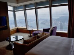Im Haus, Mobiliar, Fenster, Inneneinrichtung, Wand, Hotel, Zimmer, Tisch, Kissen, Vorhang, Fensterausstattung, Kaffeetisch, Bett, Fensterabdeckung, Leinenstoffe, Penthouse, Bettsofa, Boden, Bude, Schlafzimmer, Wohnzimmer, Urlaub