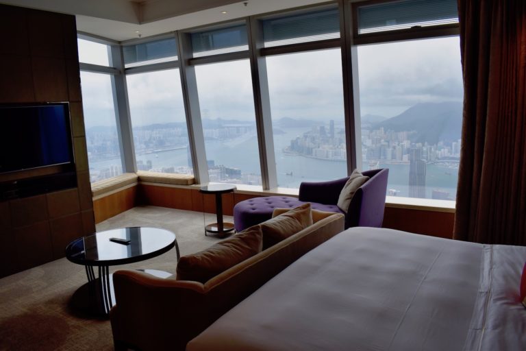 Im Haus, Mobiliar, Fenster, Inneneinrichtung, Wand, Hotel, Zimmer, Tisch, Kissen, Vorhang, Fensterausstattung, Kaffeetisch, Bett, Fensterabdeckung, Leinenstoffe, Penthouse, Bettsofa, Boden, Bude, Schlafzimmer, Wohnzimmer, Urlaub