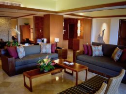 Im Haus, Inneneinrichtung, Wand, Couch, Boden, Decke, Studiocouch, Szene, Wohnzimmer, Kaffeetisch, Bettsofa, Kleines Sofa, Sofa, Vase, Zimmer, Bude, Armlehne, Kissen, Fußboden, Warteraum, Mobiliar, Tisch, Hotel, Fenster, Stuhl, Haus