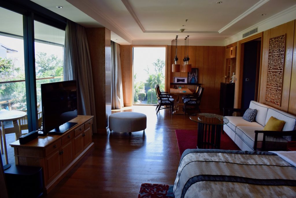 Im Haus, Wand, Inneneinrichtung, Szene, Zimmer, Boden, Fenster, Vorhang, Tisch, Fensterausstattung, Decke, Bude, Stuhl, Hotel, Fensterabdeckung, Kissen, Bett, Couch, Haus, Möbel, Leinenstoffe, Fußboden, Wohnzimmer, Schlafzimmer, Mobiliar, Urlaub, Unterkunft