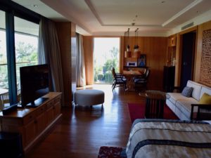 Im Haus, Wand, Inneneinrichtung, Szene, Zimmer, Boden, Fenster, Vorhang, Tisch, Fensterausstattung, Decke, Bude, Stuhl, Hotel, Fensterabdeckung, Kissen, Bett, Couch, Haus, Möbel, Leinenstoffe, Fußboden, Wohnzimmer, Schlafzimmer, Mobiliar, Urlaub, Unterkunft