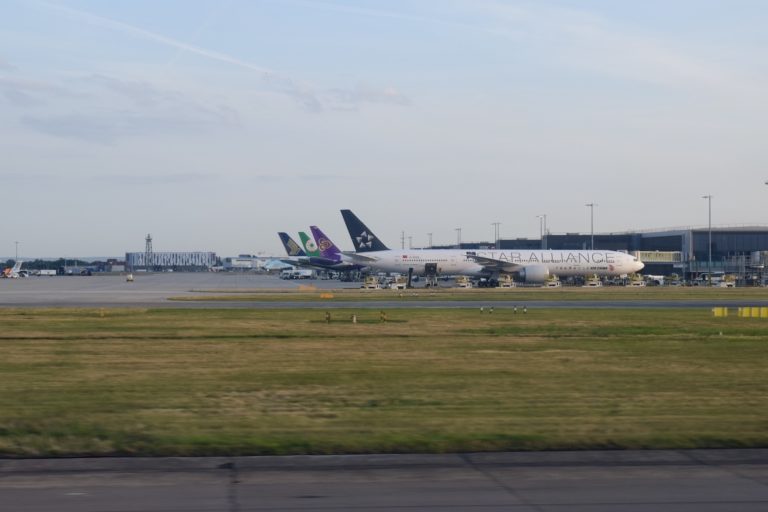 draußen, Himmel, Platane Flugzeug Hobel, Fahrzeug, Verkehrsflugzeug, Flugreise, Airline, Runway, Transport, Flugzeug, Flughafen, Düsenflugzeug, Gras, Flugplatzvorfeld, Flugzeugtriebwerk, Luftfahrt, Düsentriebwerk, Landeklappe, Schmalrumpfflugzeug, Luftfahrttechnik, Luftfahrthersteller, Jet, Dienstleistung, Asphalt, Groß, Gelände, halten, airbus