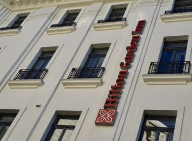 Fenster, draußen, Fassade, Gebäude, Balkon, Architektur, Wohnung, Stadt, Straße, rot, Wohngebäude, Schild