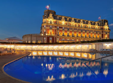 Himmel, draußen, Wasser, Gebäude, Spiegelung, See, spiegelndes Wasser, Wahrzeichen, Hotel, Architektur, Nacht, Groß, Blau, Gelände, Licht, Pool