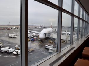 Flugzeug, Platane Flugzeug Hobel, Fahrzeug, Himmel, Flughafen, draußen, Verkehrsflugzeug, Flugplatzvorfeld, Gebäude, Fenster, Runway, Asphalt, halten, Sitzen, Im Haus, Gelände, Groß, Boden