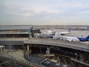 Platane Flugzeug Hobel, Himmel, draußen, Flughafen, Fahrzeug, Verkehrsflugzeug, Airline, Wolke, Flugreise, Flugplatzvorfeld, Düsenflugzeug, Fluggastbrücke, Runway, Gelände, Schmalrumpfflugzeug, halten, Flugzeugtriebwerk, Düsentriebwerk, Flugzeug, Jet, Asphalt, Luftfahrt, Groß, Bahn