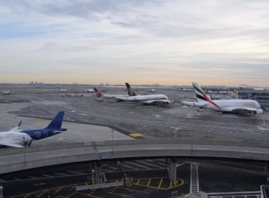 Platane Flugzeug Hobel, Himmel, draußen, Flugzeug, Fahrzeug, Flugreise, Verkehrsflugzeug, Airline, Flughafen, Wolke, Transport, Düsenflugzeug, Flugplatzvorfeld, Luftfahrt, Runway, Luftfahrttechnik, Luftfahrthersteller, Gelände, Flugzeugtriebwerk, Schmalrumpfflugzeug, Landeklappe, Allgemeine Luftfahrt, Düsentriebwerk, halten, Flügel, Jet, Asphalt, Sitzen, airbus