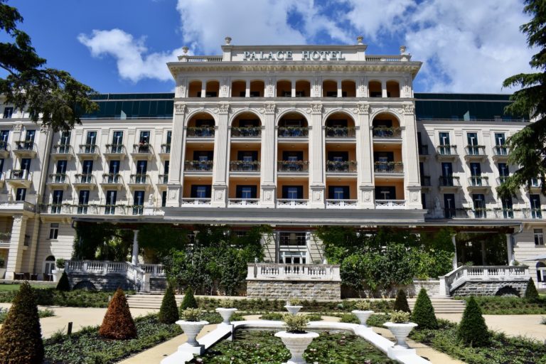 draußen, Wolke, Gebäude, Himmel, Baum, Pflanze, Anwesen, Fenster, Villa, Palast, Fassade, Groß, Architektur, Stadt, Hotel