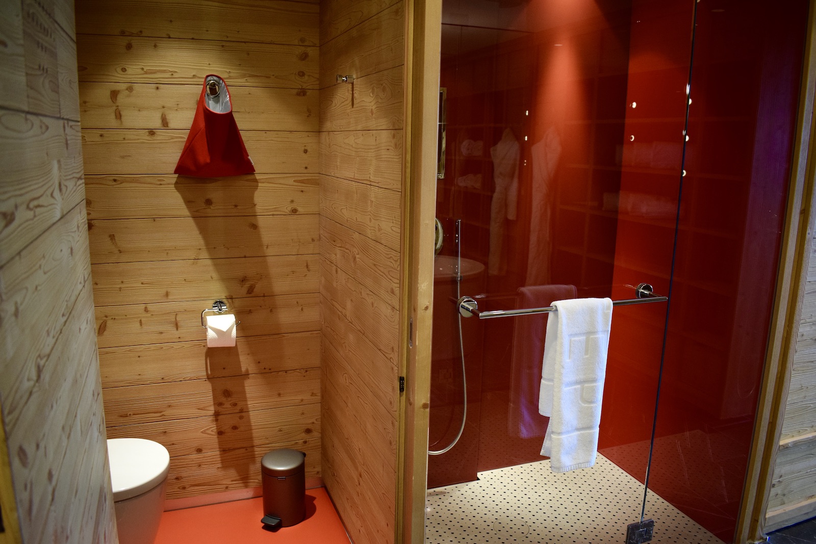 Wand, Im Haus, Badezimmer, Installationszubehör, Badezimmerzubehör, Gebäude, Wasserleitung, rot, Boden, Tür, Dusche, Kachel, Toilette