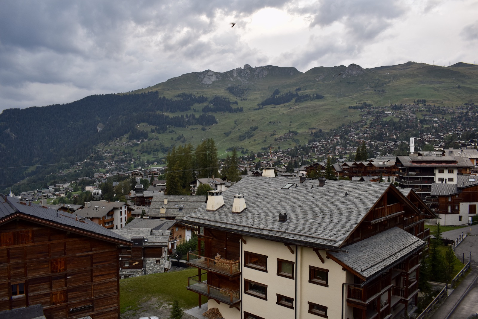 draußen, Wolke, Berg, Himmel, Fenster, Gebäude, Landschaft, Baum, Dach, Gebirgsdorf, Wohnlage, Vorort, Hill Station, Dorf, Stadt, Haus, Reise