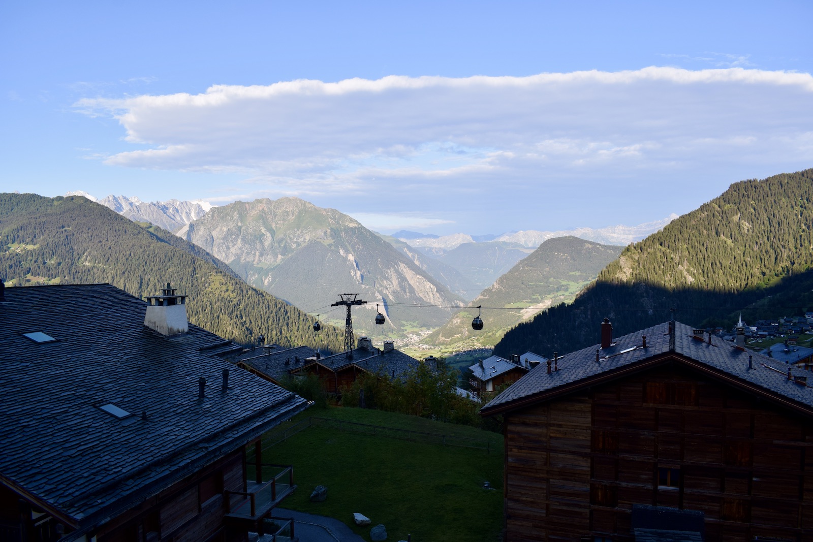 draußen, Wolke, Himmel, Gebirgszug, Landschaft, Hill Station, Hochland, Gebäude, Gebirgsdorf, Berg, Bergkamm, Natur, Haus, Reise