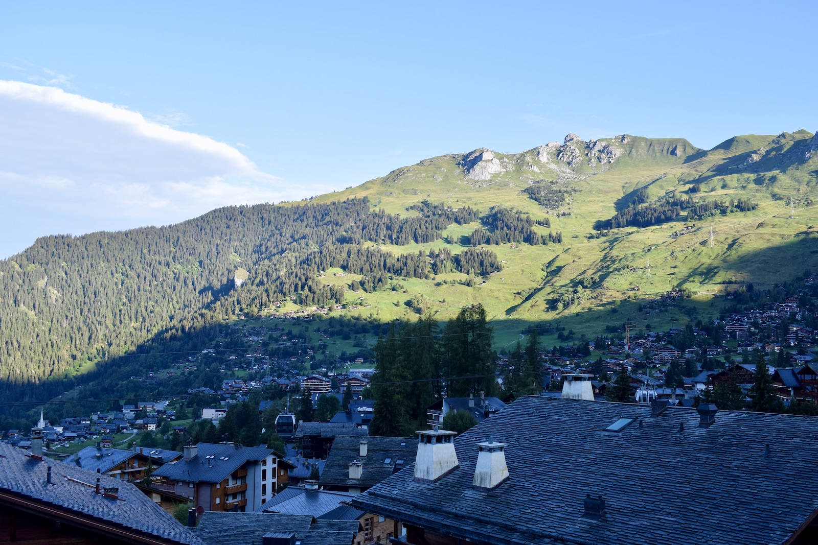 draußen, Berg, Landschaft, Himmel, Wolke, Baum, Hill Station, Gebirgszug, Gebirgsdorf, Hochland, Gebäude, Natur, Haus, Reise, Dach, Panorama