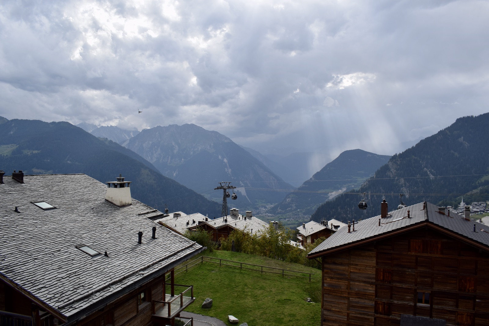 draußen, Wolke, Himmel, Hill Station, Gebirgszug, Hochland, Gebirgsdorf, Berg, Gebäude, Landschaft, Baum, Dach, Natur, Reise, Haus