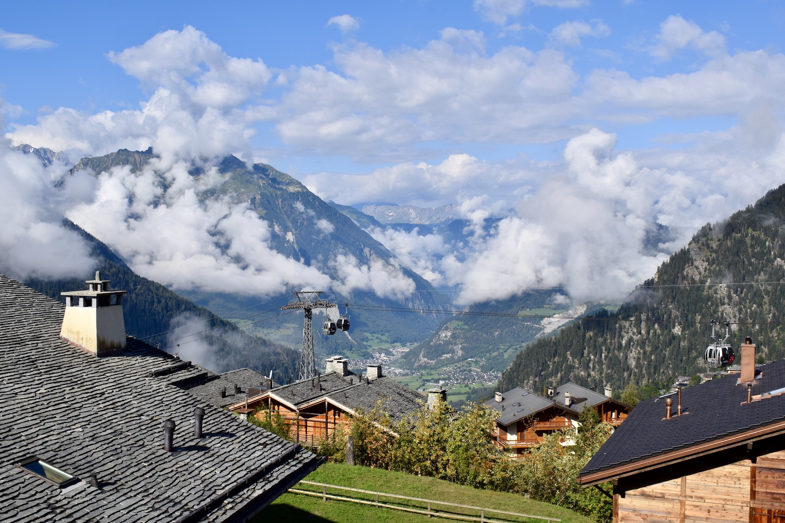 Wolke, draußen, Himmel, Natur, Hill Station, Gebäude, Gebirgszug, Gebirgsdorf, Berg, Hochland, Baum, Landschaft, Dach, Bergkamm, Schnee, Haus, Reise