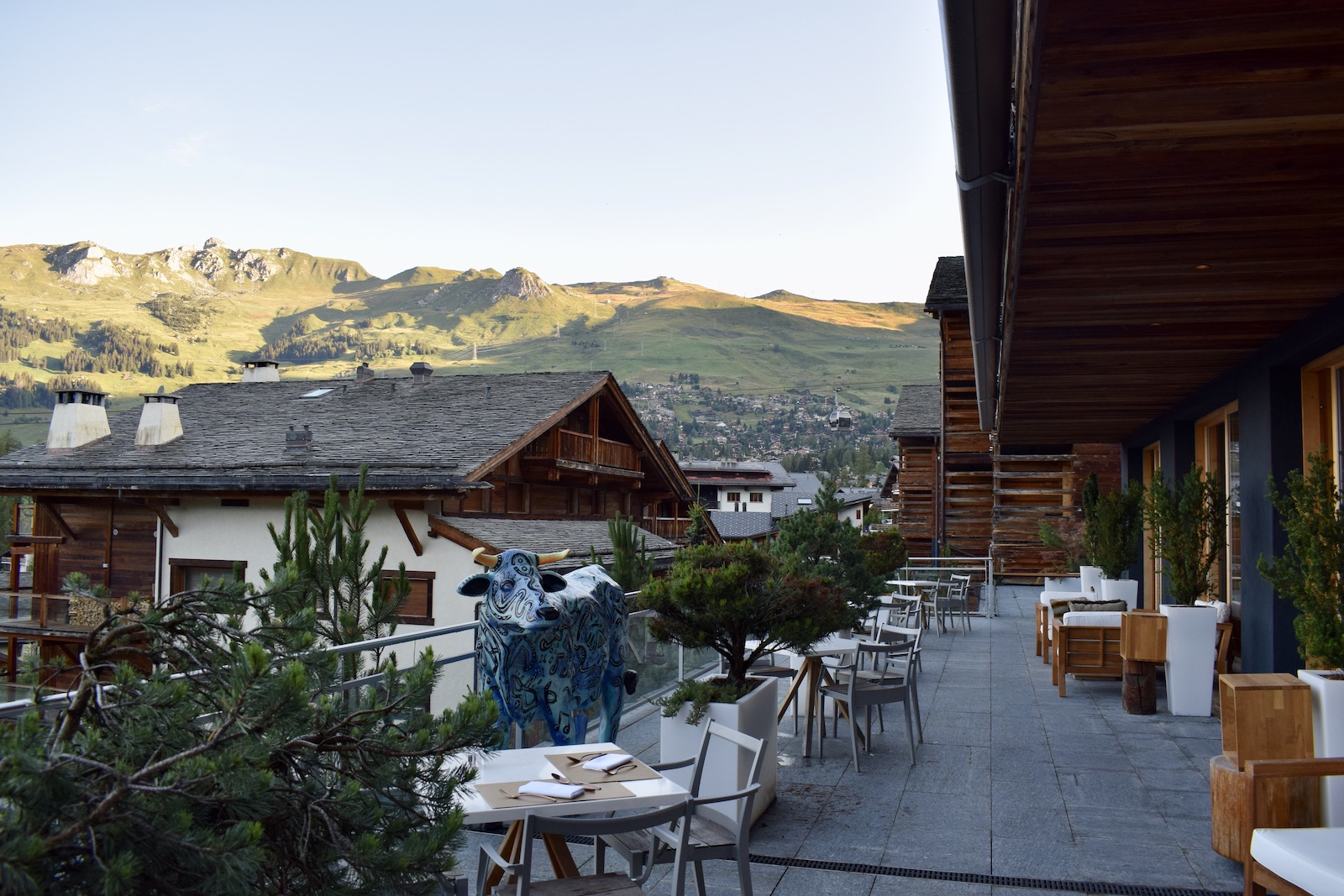 draußen, Himmel, Mobiliar, Esstisch, Pflanze, Gebäude, Berg, Kaffeetisch, Blumentopf, Tisch, Landschaft, Urlaub, Stuhl, Haus, Gelände, Restaurant, Hotel