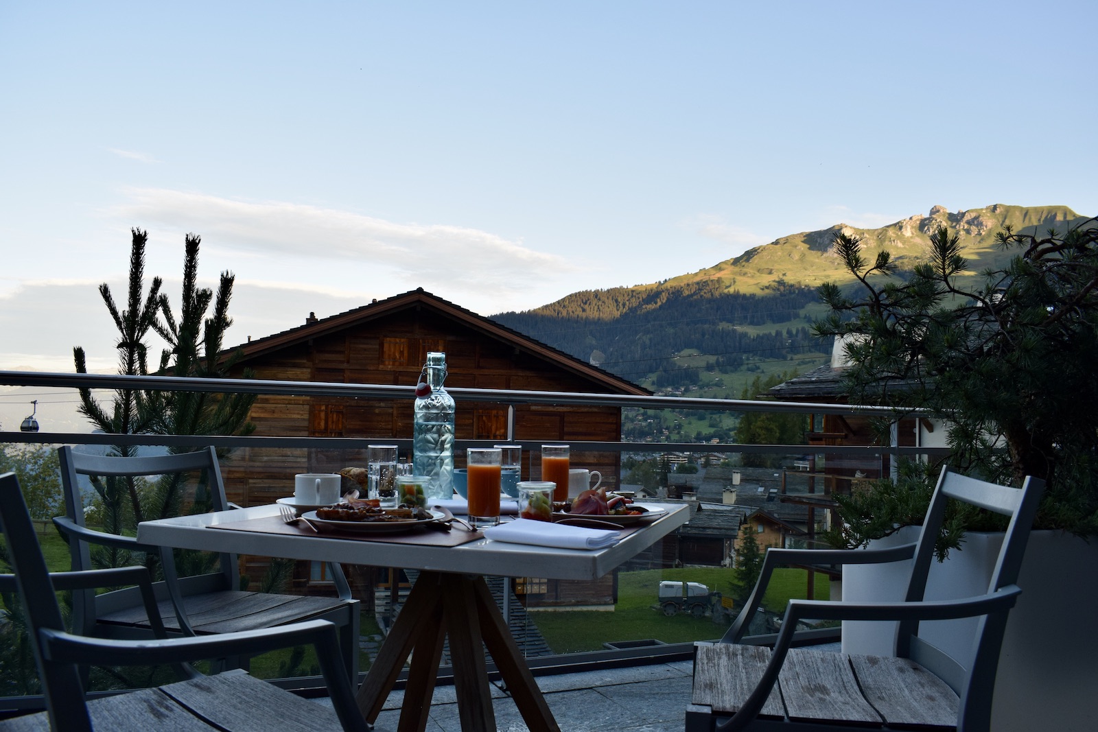 draußen, Mobiliar, Himmel, Esstisch, Kaffeetisch, Außentisch, Baum, Haus, Hinterhof, Berg, Veranda, Pflanze, Stuhl, Landschaft, Tisch, Urlaub, Restaurant