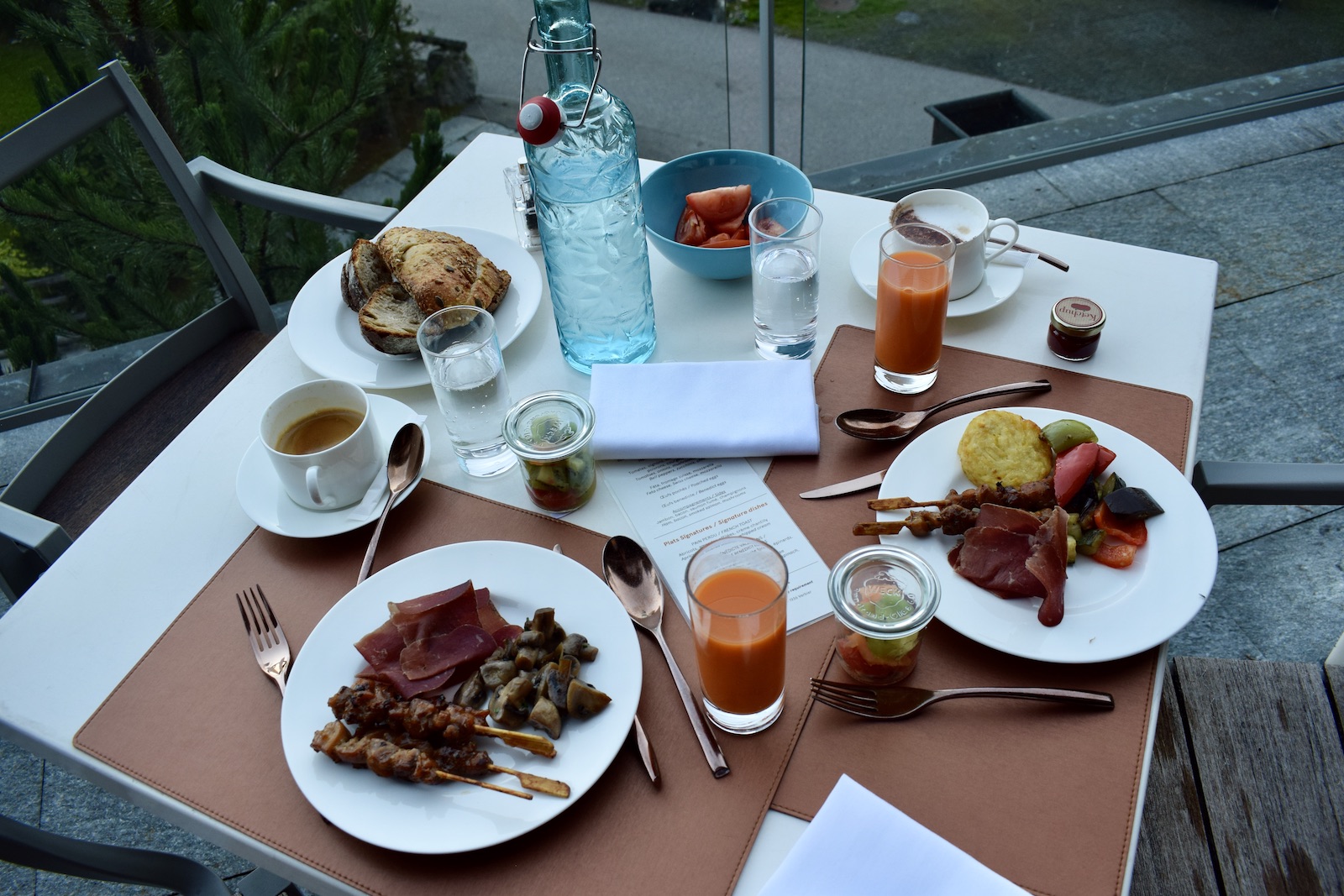 Geschirr, Essen, Drink, Platte, Brunch, Teller, Frühstück, Serviergeschirr, Fastfood, Tisch, Unterteller, Gabel, Mittagessen, Tee, Kochkunst, draußen, Sitzen, Mahlzeit