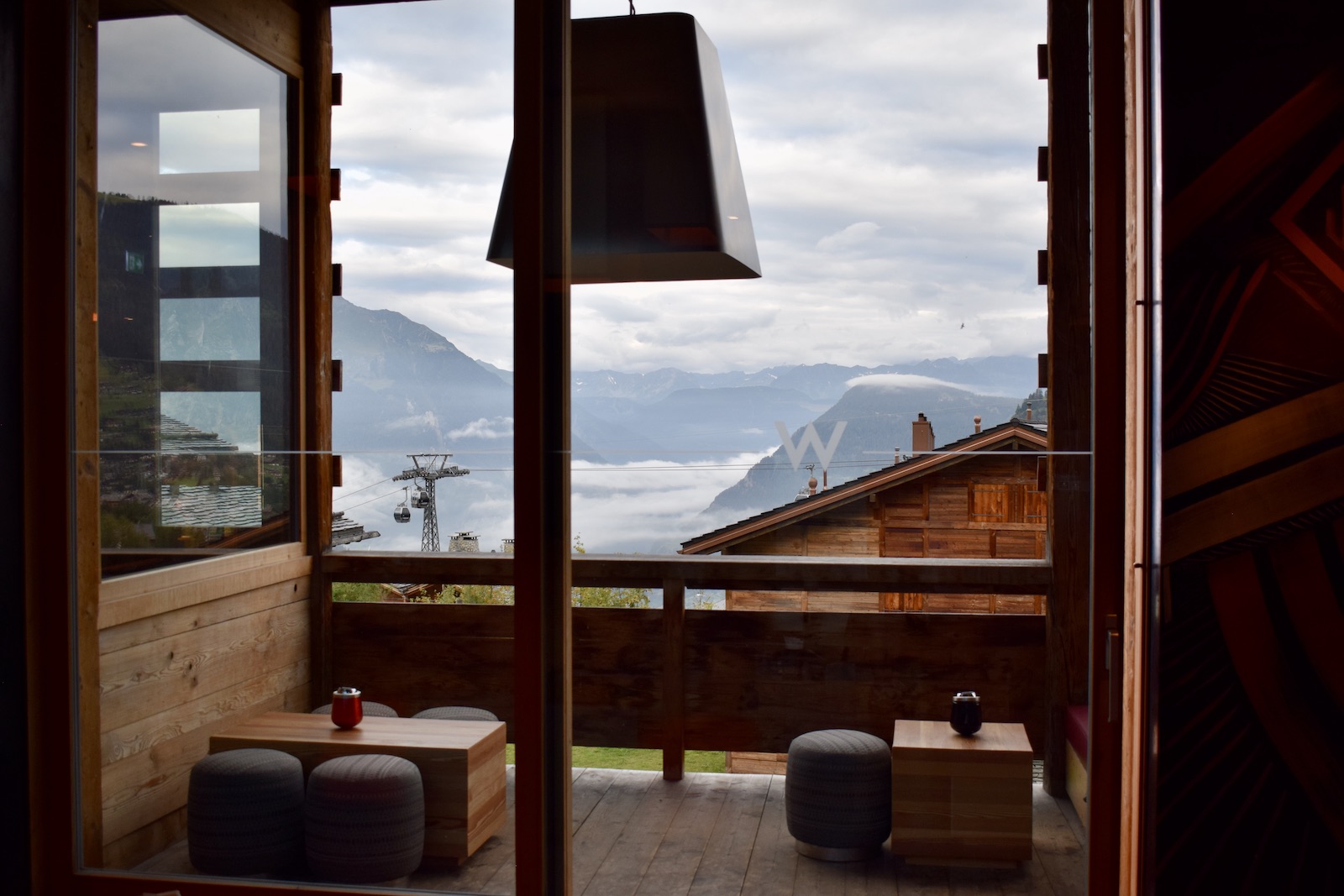 Himmel, Fenster, Mobiliar, Haus, Wolke, Im Haus, draußen, Wand, Berg, Landschaft