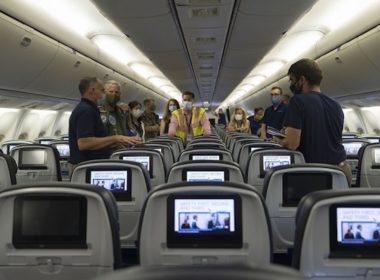 Im Haus, Person, Flugzeug, Flugzeugkabine, Kleidung, Mann, Monitor, Passagier, Decke, Platane Flugzeug Hobel