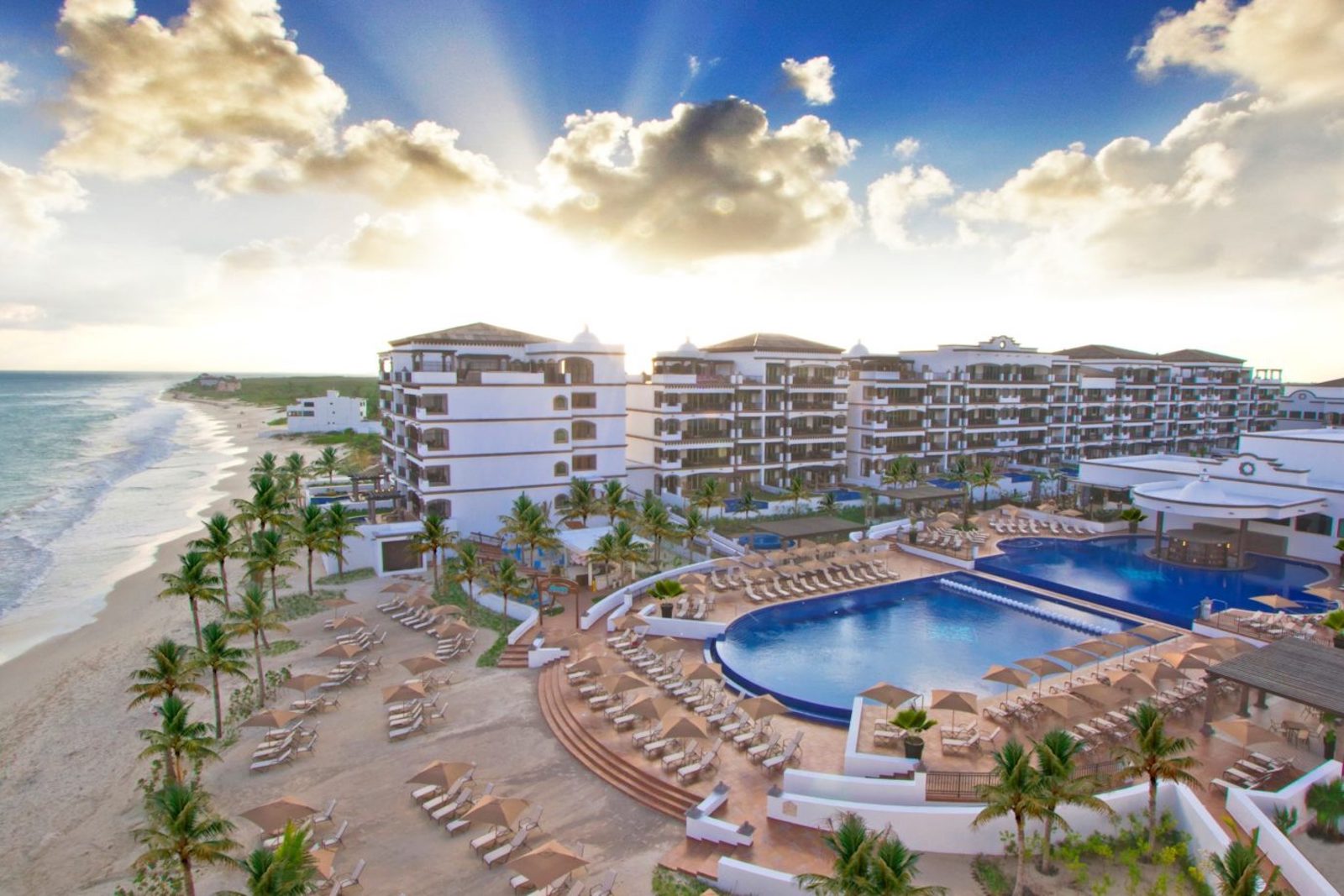 Wolke, draußen, Himmel, Schwimmbecken, Urlaubsstadt, Baum, Gebäude, Küstenerholungsort, Urlaubsort, Wasser, Strand, Landschaft, Küste, Hotel