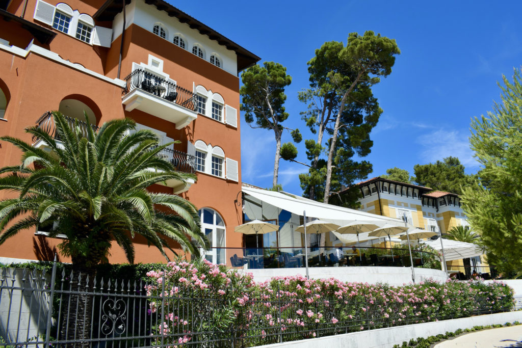 draußen, Himmel, Gebäude, Fenster, Baum, Palme, Immobilie, Haus, Blume, Hazienda, Hotel, Straße, Pflanze, Stadt