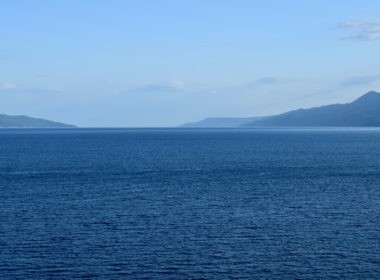 Wasser, draußen, Natur, Himmel, Wolke, Landschaft, See, Sound, Berg, Ruhig, Horizont, Küsten- und Ozeanlandschaft, Meer, Gewässer, Seenlandschaft, Azurblau, Kap, Reise, Insel
