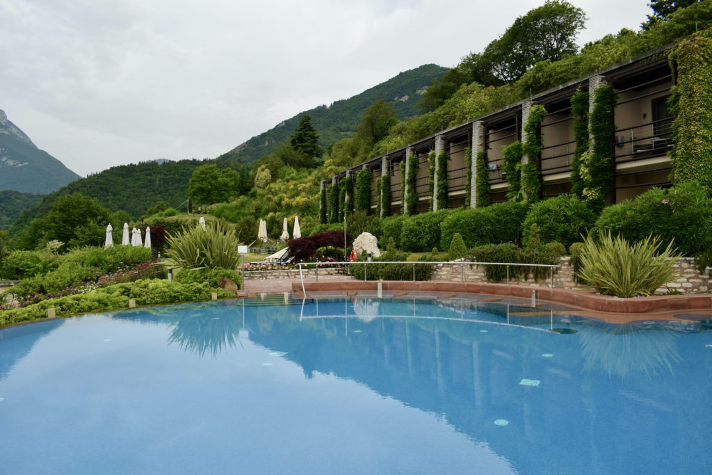 draußen, Baum, Himmel, Schwimmbecken, Wolke, Berg, Pflanze, Gebäude, Urlaubsstadt, Kurort, Urlaubsort, See, Wasser, Pool, Reise, Blau, Haus, Hotel, Landschaft