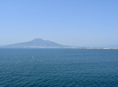 Himmel, Natur, Wasser, draußen, Landschaft, Sound, See, Berg, Ruhig, Küsten- und Ozeanlandschaft, Horizont, Meer, Kap, Insel, Reise