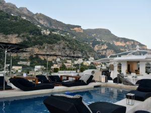 draußen, Himmel, Berg, Schwimmbecken, Wasser, Mobiliar, Sonnenliege, Gebäude, Urlaubsort, Urlaubsstadt, Haus, Deck, Stuhl, Boot, Urlaub, Pool, Hotel