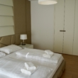 Im Haus, Wand, Inneneinrichtung, Mobiliar, Kissen, Bettdecke, Bettwäsche, Leinenstoffe, Matratze, Lampe, Bettbezug, Bettrahmen, Hotel, Lampenschirm, Nachttisch, Bett, Suite, Boden, Decke, Boutique-Hotel, Schlafzimmer, Zimmer