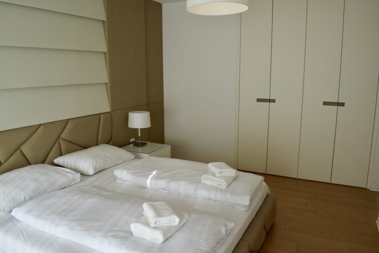 Im Haus, Wand, Inneneinrichtung, Mobiliar, Kissen, Bettdecke, Bettwäsche, Leinenstoffe, Matratze, Lampe, Bettbezug, Bettrahmen, Hotel, Lampenschirm, Nachttisch, Bett, Suite, Boden, Decke, Boutique-Hotel, Schlafzimmer, Zimmer