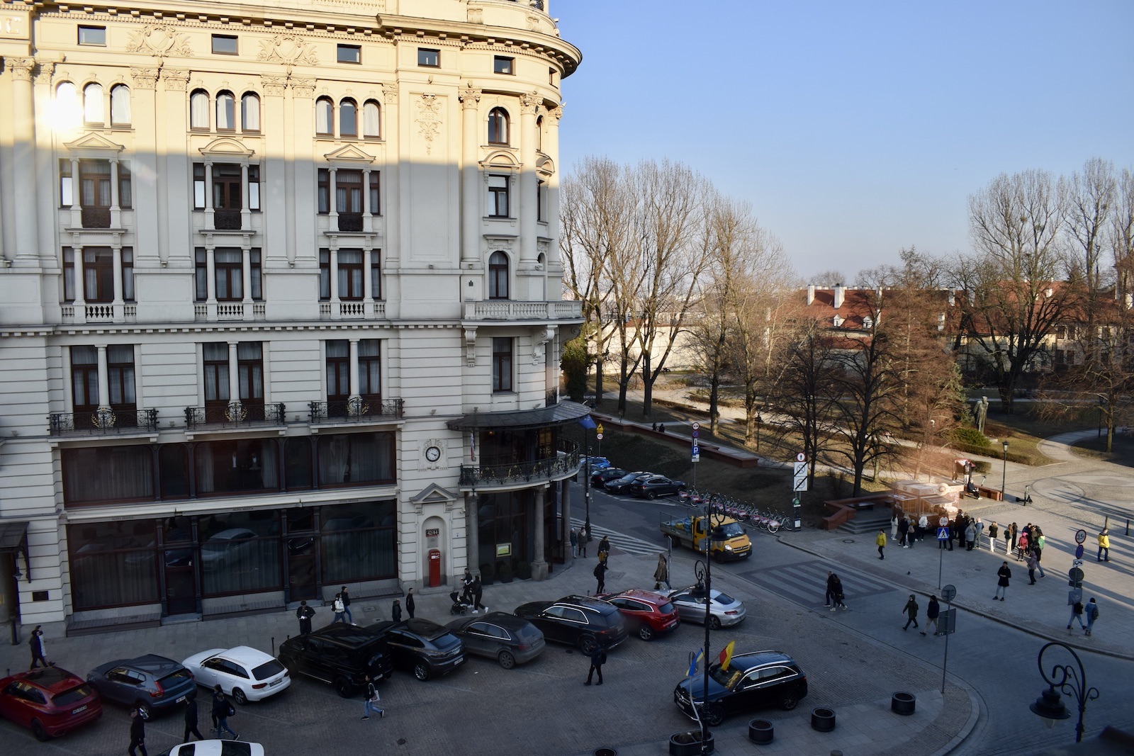 draußen, Himmel, Auto, Baum, Landfahrzeug, Fahrzeug, Fenster, Mischnutzung, Winter, Gebäude, Straße, Nachbarschaft, Stadt, Groß, halten, Reise, Wohngebäude