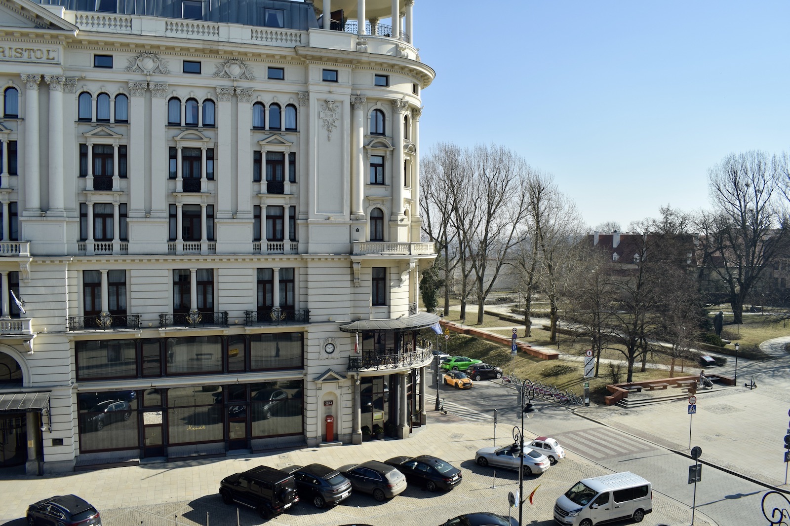 draußen, Baum, Gebäude, Himmel, Landfahrzeug, Fenster, Rad, Stadt, Fahrzeug, Auto, Mischnutzung, Regierungsgebäude, halten, Straße, Winter