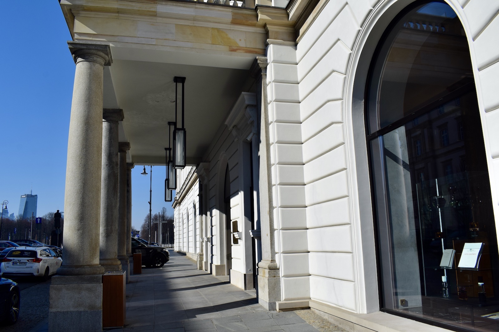 draußen, Auto, Himmel, Landfahrzeug, Fahrzeug, Gebäude, Rad, Architektur, Reifen, Tür, Säule, Stadt, Straße, Veranda, halten, Gehweg, Gewölbe