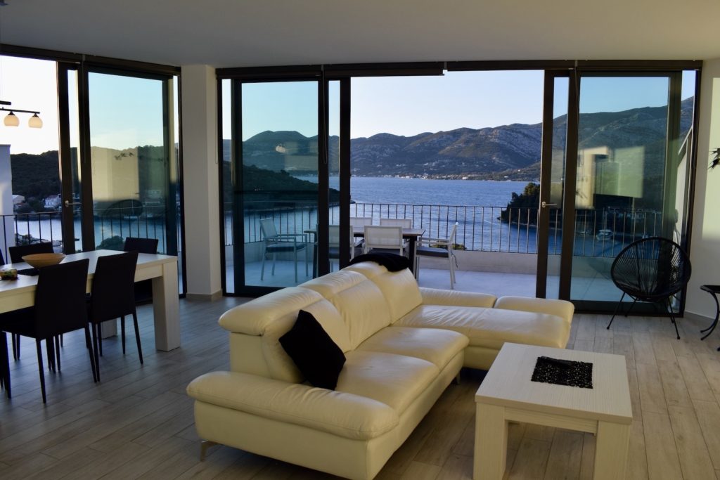 Boden, Kaffeetisch, Im Haus, Inneneinrichtung, Couch, Studiocouch, Penthouse, Armlehne, Bettsofa, Hotel, Fenster, Tisch, Wand, Stuhl, Zimmer, Meer, Mobiliar, Decke, Wohnzimmer, draußen, Urlaub
