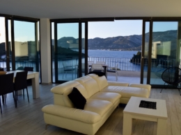 Boden, Kaffeetisch, Im Haus, Inneneinrichtung, Couch, Studiocouch, Penthouse, Armlehne, Bettsofa, Hotel, Fenster, Tisch, Wand, Stuhl, Zimmer, Meer, Mobiliar, Decke, Wohnzimmer, draußen, Urlaub