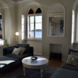 Im Haus, Inneneinrichtung, Fenster, Wand, Couch, Kaffeetisch, Tisch, Studiocouch, Boden, Wohnzimmer, Bude, Bettsofa, Kleines Sofa, Zimmer, Fensterausstattung, Haus, Kissen, Armlehne, Tageslichtsysteme, Fensterabdeckung, Decke, Sofa, Mobiliar, Stuhl