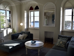 Im Haus, Inneneinrichtung, Fenster, Wand, Couch, Kaffeetisch, Tisch, Studiocouch, Boden, Wohnzimmer, Bude, Bettsofa, Kleines Sofa, Zimmer, Fensterausstattung, Haus, Kissen, Armlehne, Tageslichtsysteme, Fensterabdeckung, Decke, Sofa, Mobiliar, Stuhl