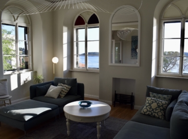 Im Haus, Inneneinrichtung, Fenster, Wand, Couch, Kaffeetisch, Tisch, Studiocouch, Boden, Wohnzimmer, Bude, Bettsofa, Kleines Sofa, Zimmer, Fensterausstattung, Haus, Kissen, Armlehne, Tageslichtsysteme, Fensterabdeckung, Decke, Sofa, Mobiliar, Stuhl